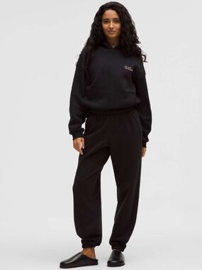 Lululemon Scuba Mid-Rise Oversized
Jogger *Regular - Black